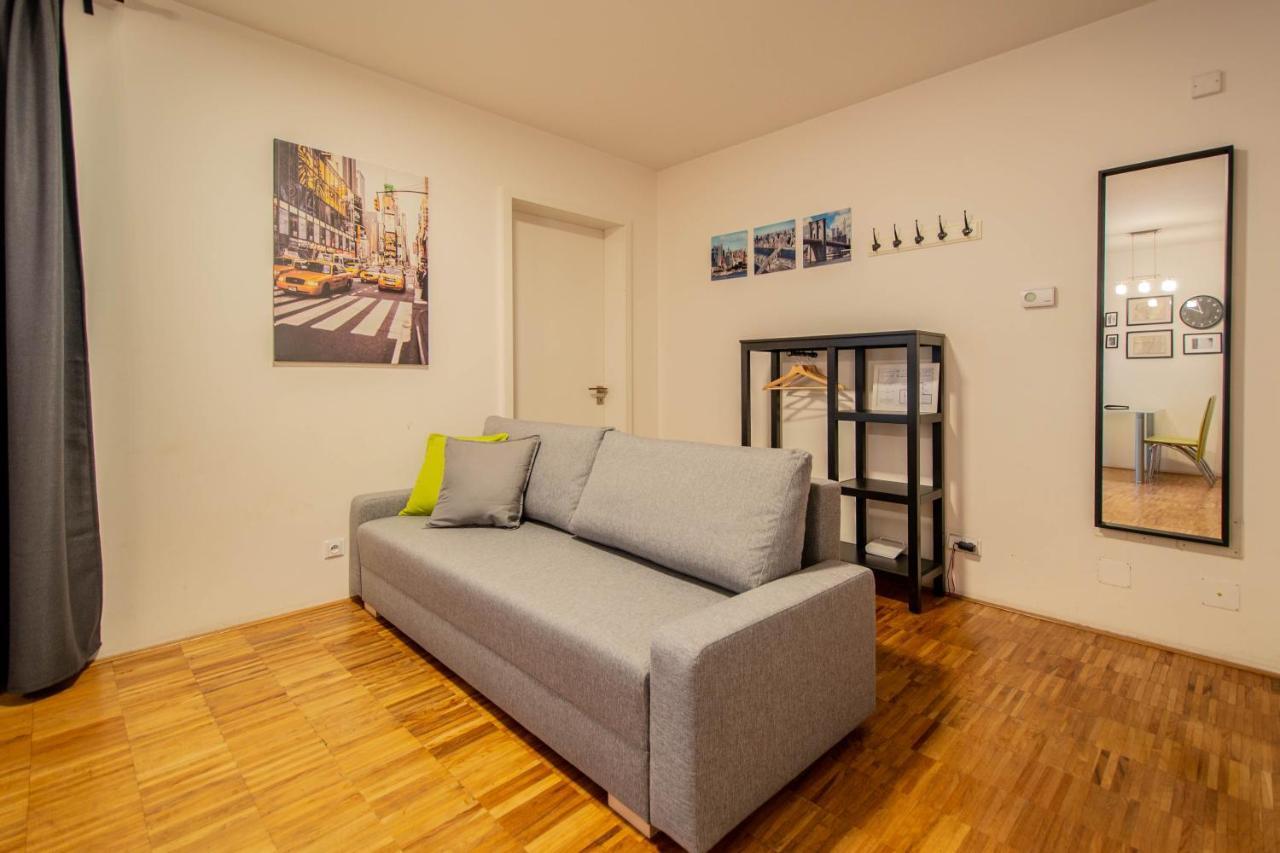 Modern Apartment With Balcony And Garage Prague Exterior photo